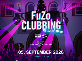 Werbeplakat für das FuZo Clubbing am Rathausbalkon in der Fußgängerzone Telfs. Das Event am 5. September 2026 bietet elektronische Musik mit den DJs Romy Relay und Ricarda Mercedes bei freiem Eintritt.