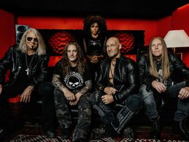 Bandmitglieder in einem dunklen Raum