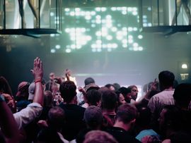 Party mit vielen Menschen 