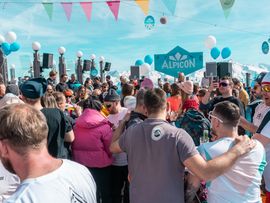 Viele Menschen vor Bühne auf Berg beim Feiern