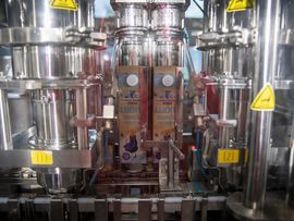 Abfüll- und Verpackungsanlage der Erlebnis Sennerei Zillertal mit Milchprodukten.