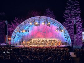 Konzertbühne mit Zuschauern bei Nacht 