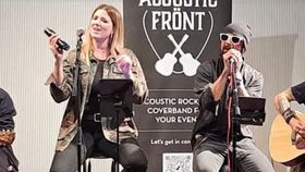 Acöustic Frönt auf der Bühne