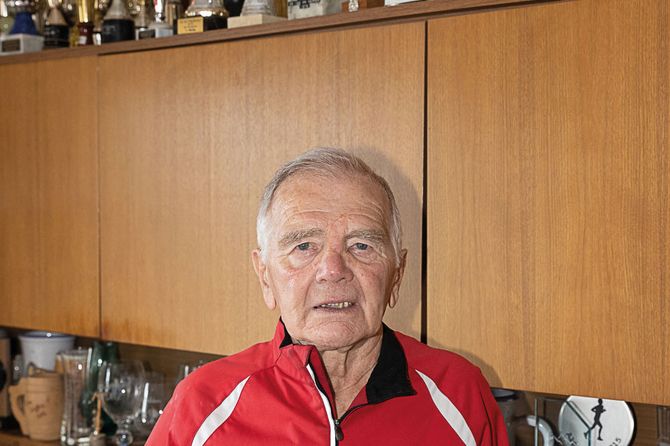 Franz Puckl und die vielen Pokale, die er in seinem Leben bei rennen gewonnen hat