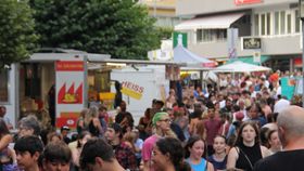Viele Menschen laufen durch einen Straße