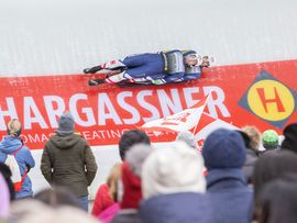 Foto eines Einsitzers in der Eisbahn mit Publikum