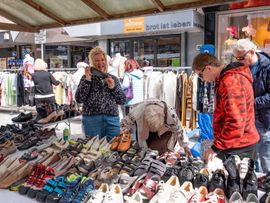 Ein Verkaufsstand mit dem Händler und Kunden