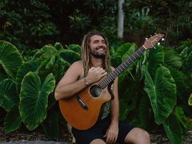 Paul Izak mit einer Gitarre