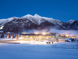 Olympiabad Seefeld beleuchtet im Winter