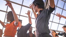 Mehrere Tanzende in Flamenco Tanzpose in Raum mit Glasdach