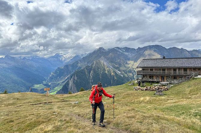 Eine Person die bei der Schutzhütte Hochalm wandert