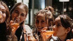 Eine gruppe junger Mädchen beim trinken