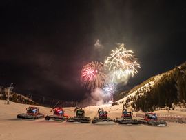 Feuerwerke in den Winter Tiroler Bergen