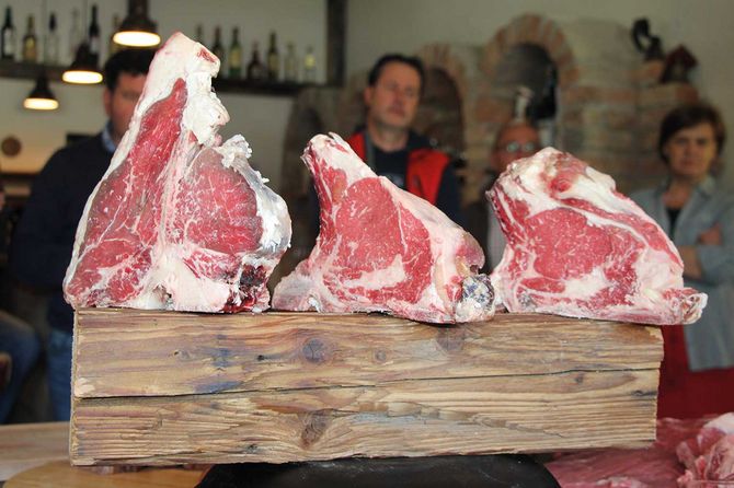 Zwei große Stücke Grillfleisch