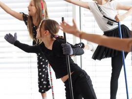 Kinder machen Tanzbewegungen