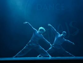 Tänzer auf Bühne in blauem Licht