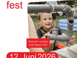 Plakat für das IKB-Wasserfest 2026 mit einem Kind beim Spielen und Experimentieren mit Wasserrohren sowie Informationen zu Datum, Uhrzeit und Veranstaltungsort.