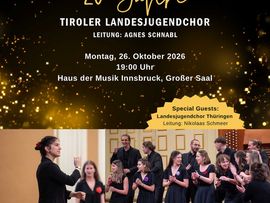 Tiroler Landesjugendchor singt in einer Kirche. Die Sängerinnen und Sänger stehen mit geöffneten Notenmappen vor dem Altar, während eine Person im Vordergrund den Chor dirigiert.