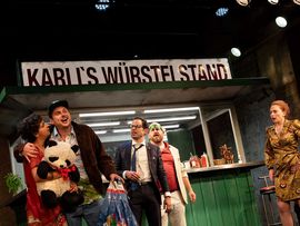 Besucher am Würstelstand im Theaterstück "Würsteloper" von Hakon Hirzenberger