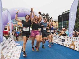 Teilnehmer beim Zieleinlauf beim Innsbruckathlon
