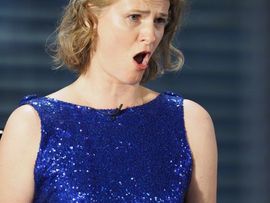 Frau im blauen Kleid singt