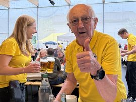 Ein älterer Herr gibt den Daumen nach oben