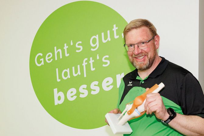 Paul Kühnelt-Leddhin vor seinem Firmenschild