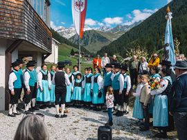 Prozession mit Fahne und Kapelle