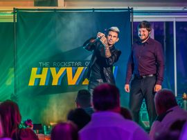 Ben Hyven führt einen Zaubertrick vor