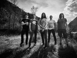 Fünf Musiker stehen in einer Landschaft auf einem Schwarz-Weiß-Foto und präsentieren ihre Rock- und Metal-Band.