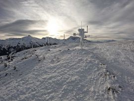 Sonnenstrahlen und Winterlandschaft am Sattelberg