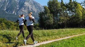 zwei Läuferinnen in schöner Natur