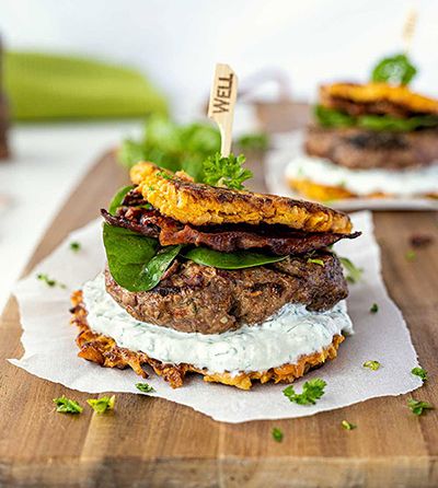 Gericht Rösti-Burger auf Tisch