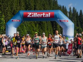 Läufer rennen über die Startlinie