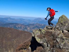 Wanderer läuft auf einer Bergkante