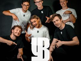 Bandmitglieder posieren für Foto