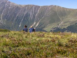 Zwei sitzende Kinder auf der Rangger Alm