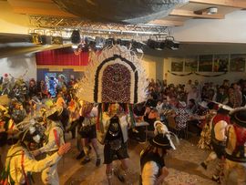 Huttlerball Ellbögen Kostüme