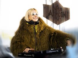 Frau in einem großen braunen Mantel
