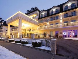 Beleuchtetes Grandhotel Lienz im Winter.