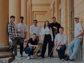 Bandmitglieder posieren in einem Gang für Foto