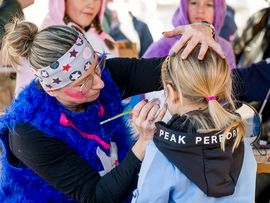 Kinderschminken beim Kinderfasching in Reutte