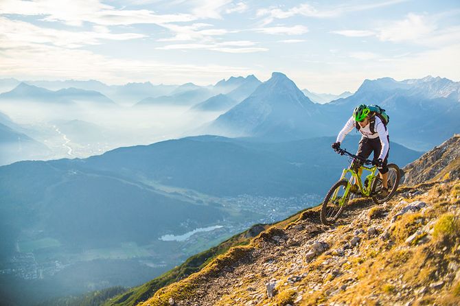 Mountainbiker auf Tiroler Berg