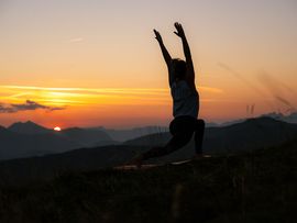 Yoga im Sonnenuntergang im Kaiserwinkl
