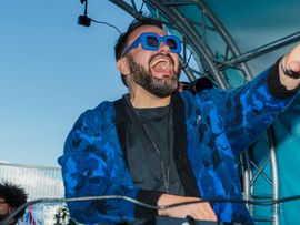 Mann mit blauer Sonnenbrille auf einer Party