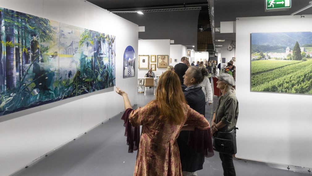Personen, die Gemälde auf der ART in Innsbruck betrachten