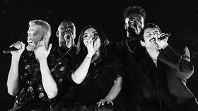 Bandportrait der Band Pentatonix in schwarz weiß