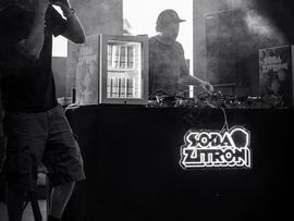 DJ und Sänger auf einem schwarz-weiß Foto