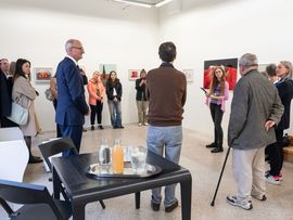 mehrere Menschen begutachten Kunst