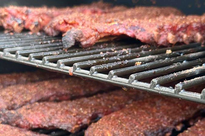 gut gewürztes Fleisch in einem grill
